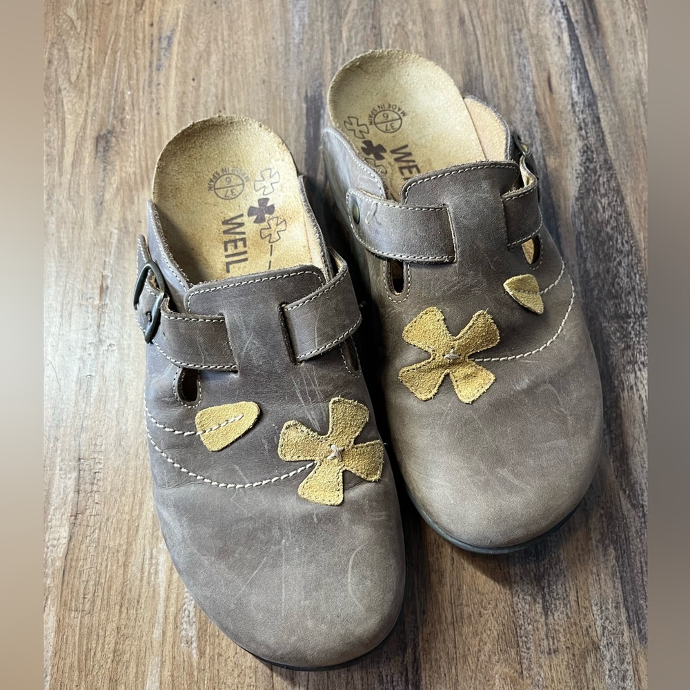 Dr. Andrew Weil 6 (37) Leather Taupe Clogs Flower appliqué Stitch Shoes Slip On